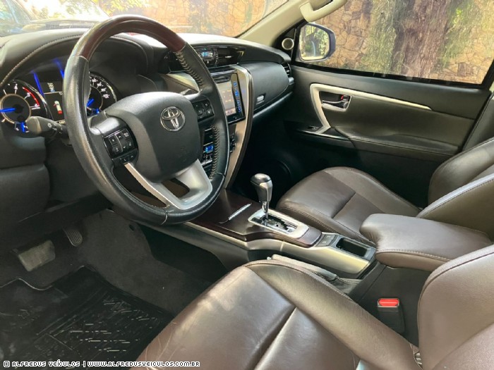 Toyota HILUX SW4 SRX 7 LUGARES 2016/2017